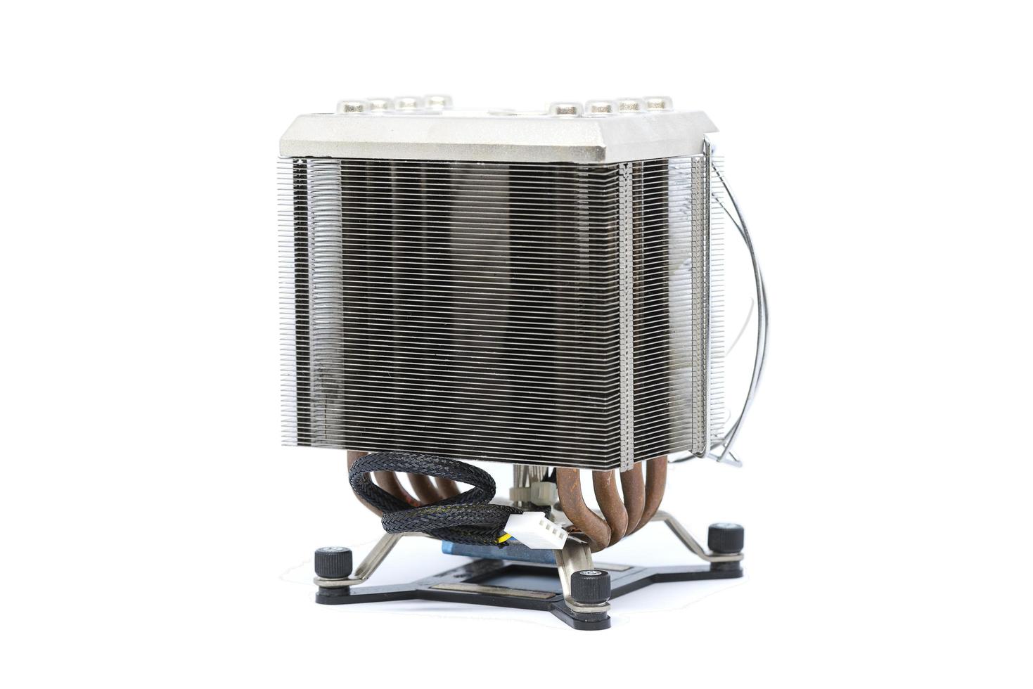 Ventilateur cpu refroidisseur avec dissipateur de chaleur et câble isolé sur fond blanc photo