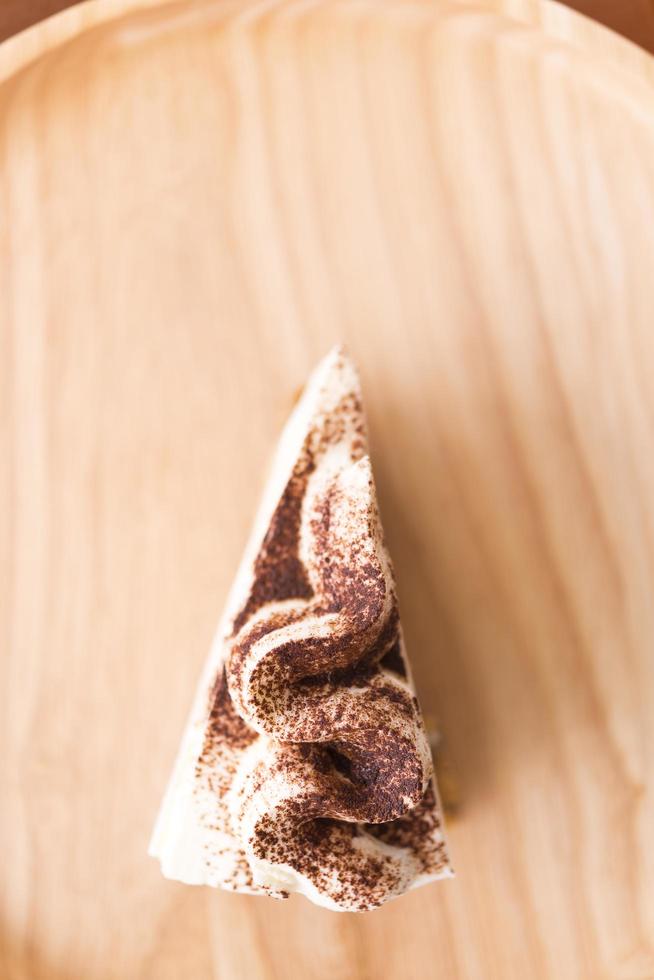 Tarte banoffee avec du chocolat en poudre sur une plaque en bois photo