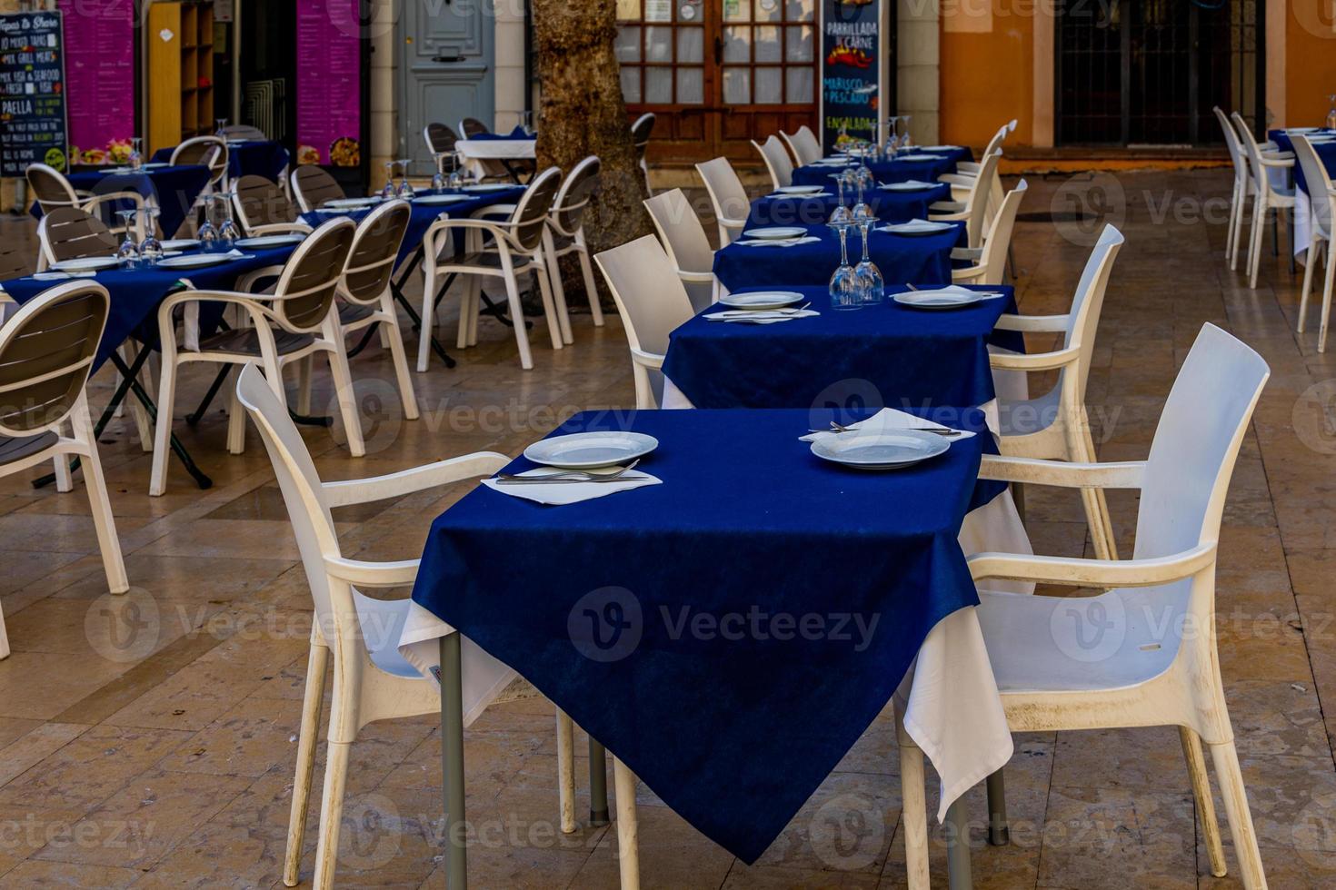 blanc les tables avec marine bleu nappe de table dans restaurant attendre pour les clients dans Espagne photo