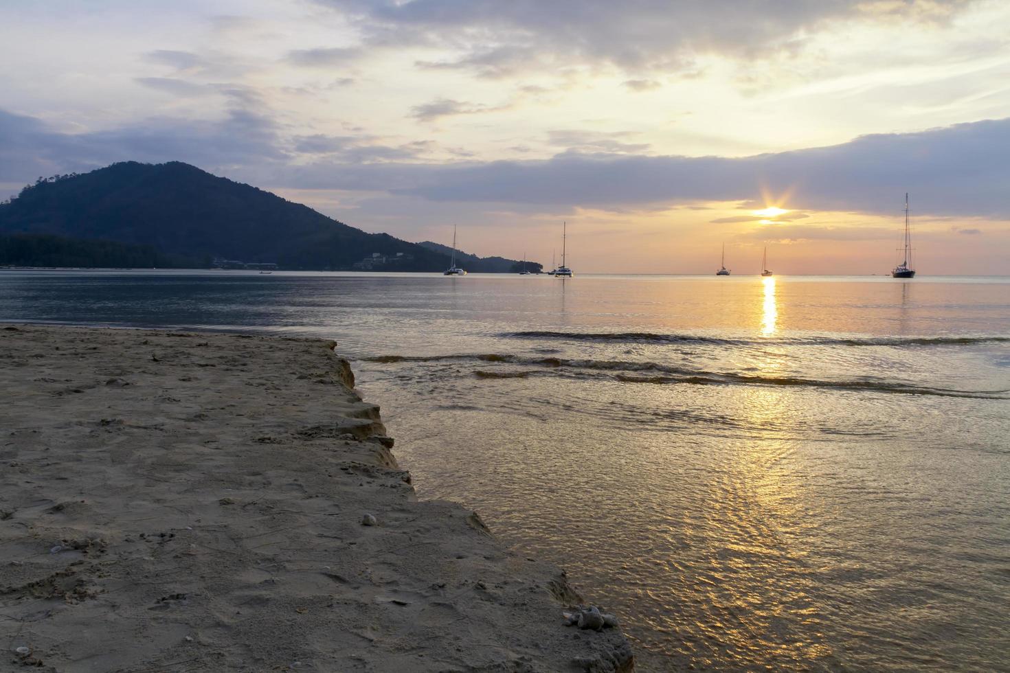 coucher de soleil sur la plage de phuket, thaïlande photo