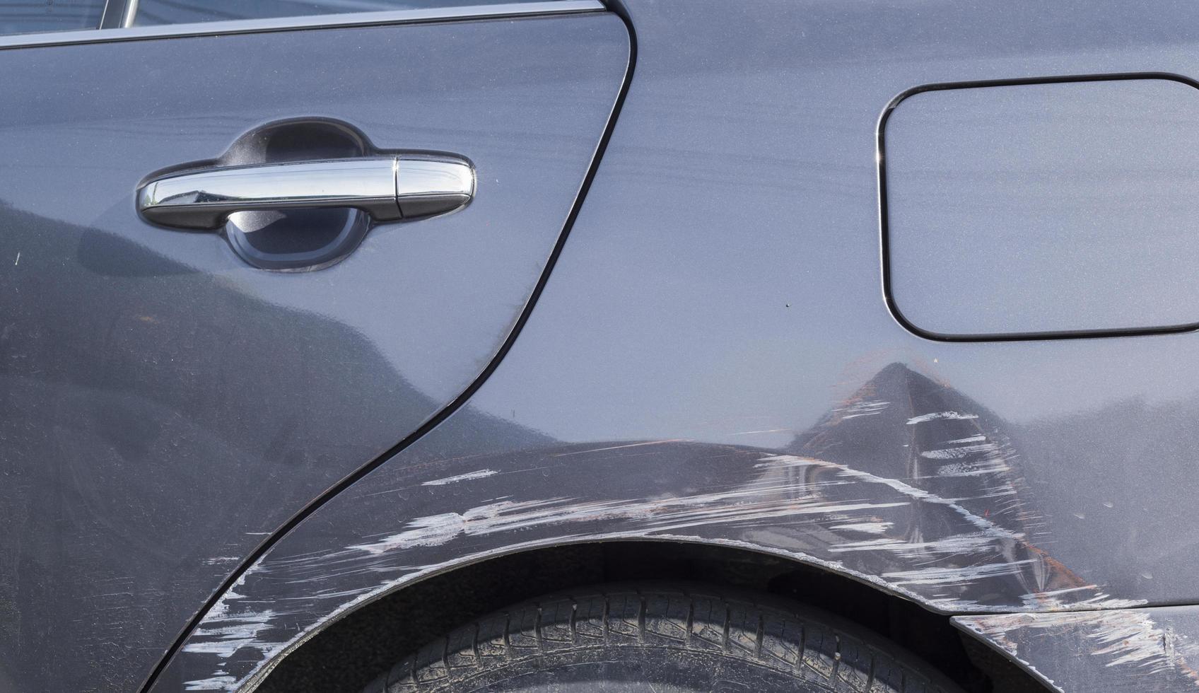 rayures sur la carrosserie d'une voiture grise à la suite d'un accident de voiture photo