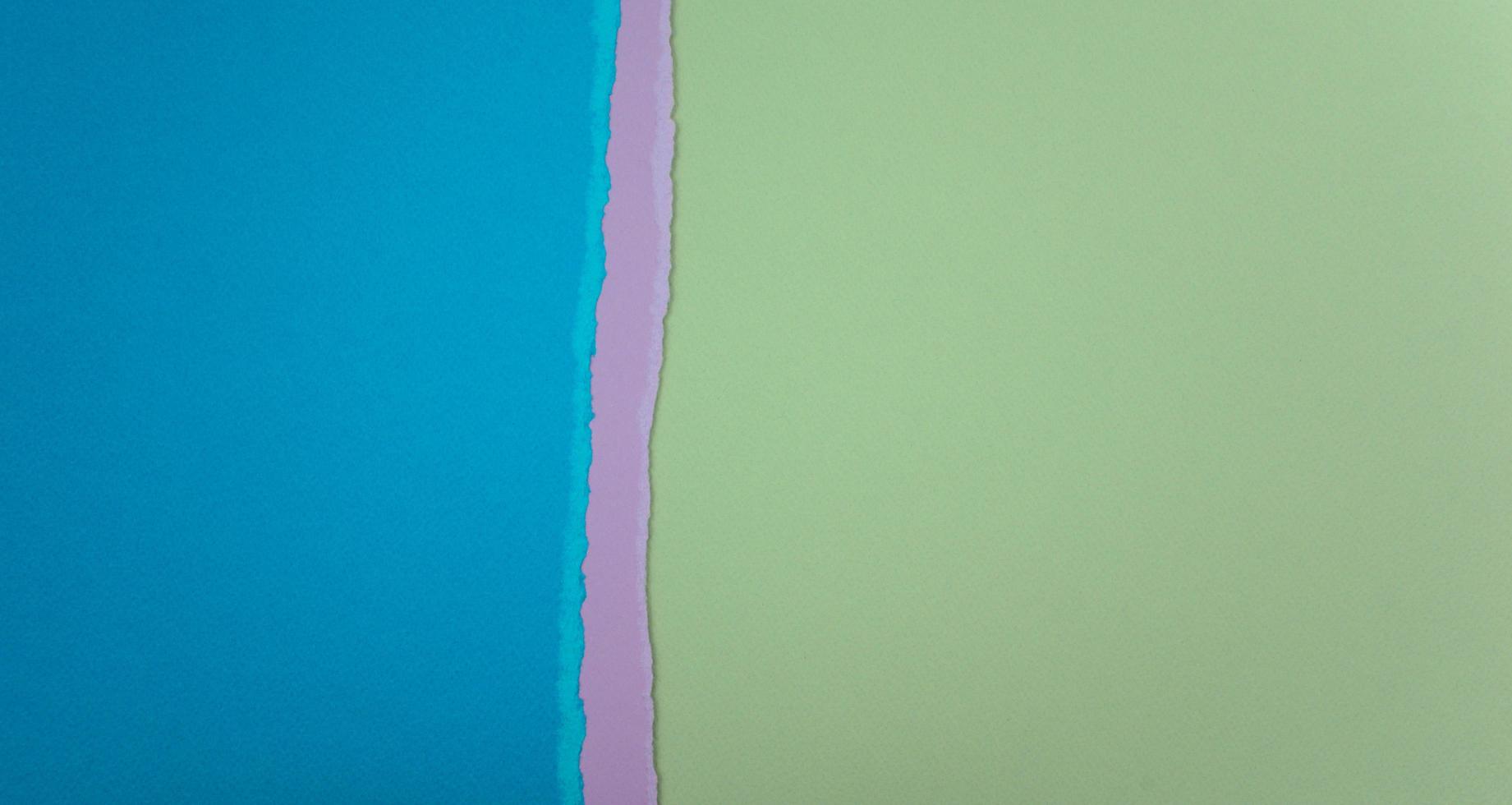 Fond de texture abstraite de papiers déchirés de couleur bleue, violette et verte photo