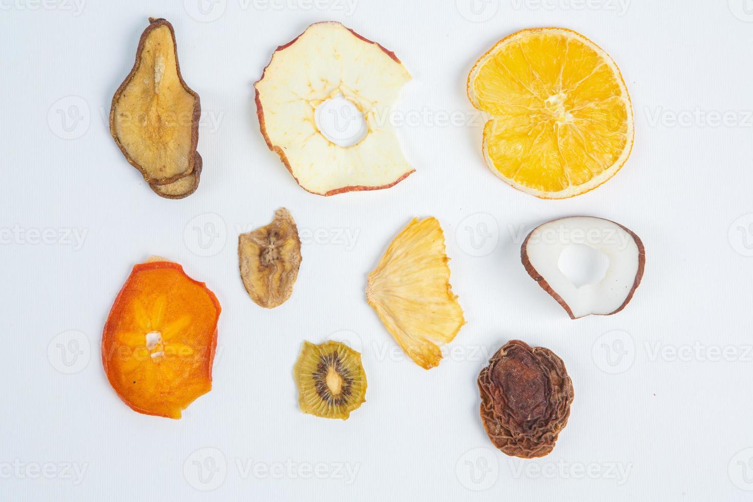 séché des fruits isolé sur blanc Contexte. en bonne santé en mangeant concept. Haut voir. en bonne santé végétarien nourriture concept. séché fruit puces. photo