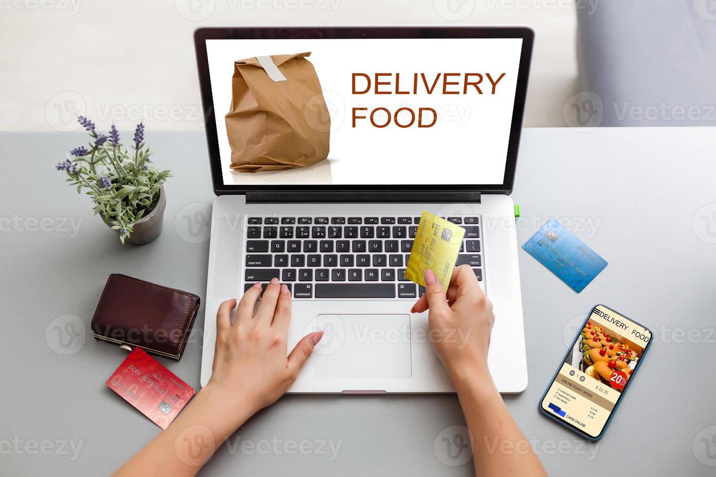 commande nourriture livraison en ligne par ordinateur portable, nourriture livraison vite photo