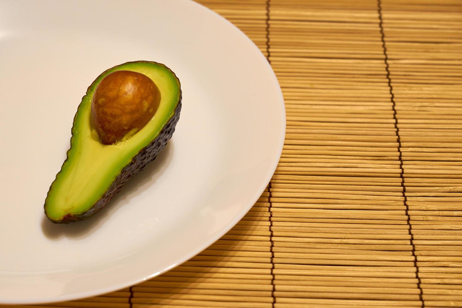 avocat sur une assiette photo