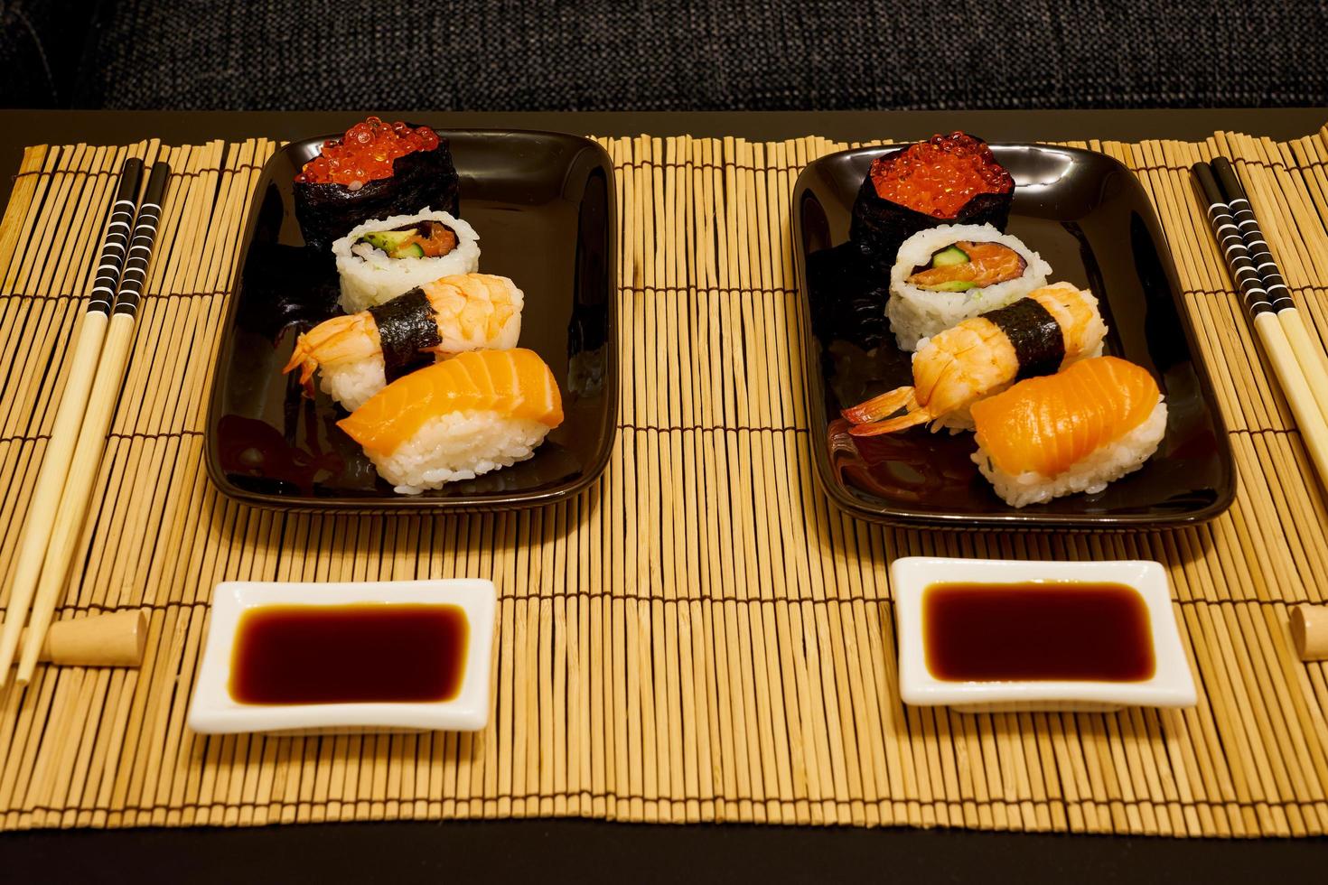 deux assiettes à sushi photo