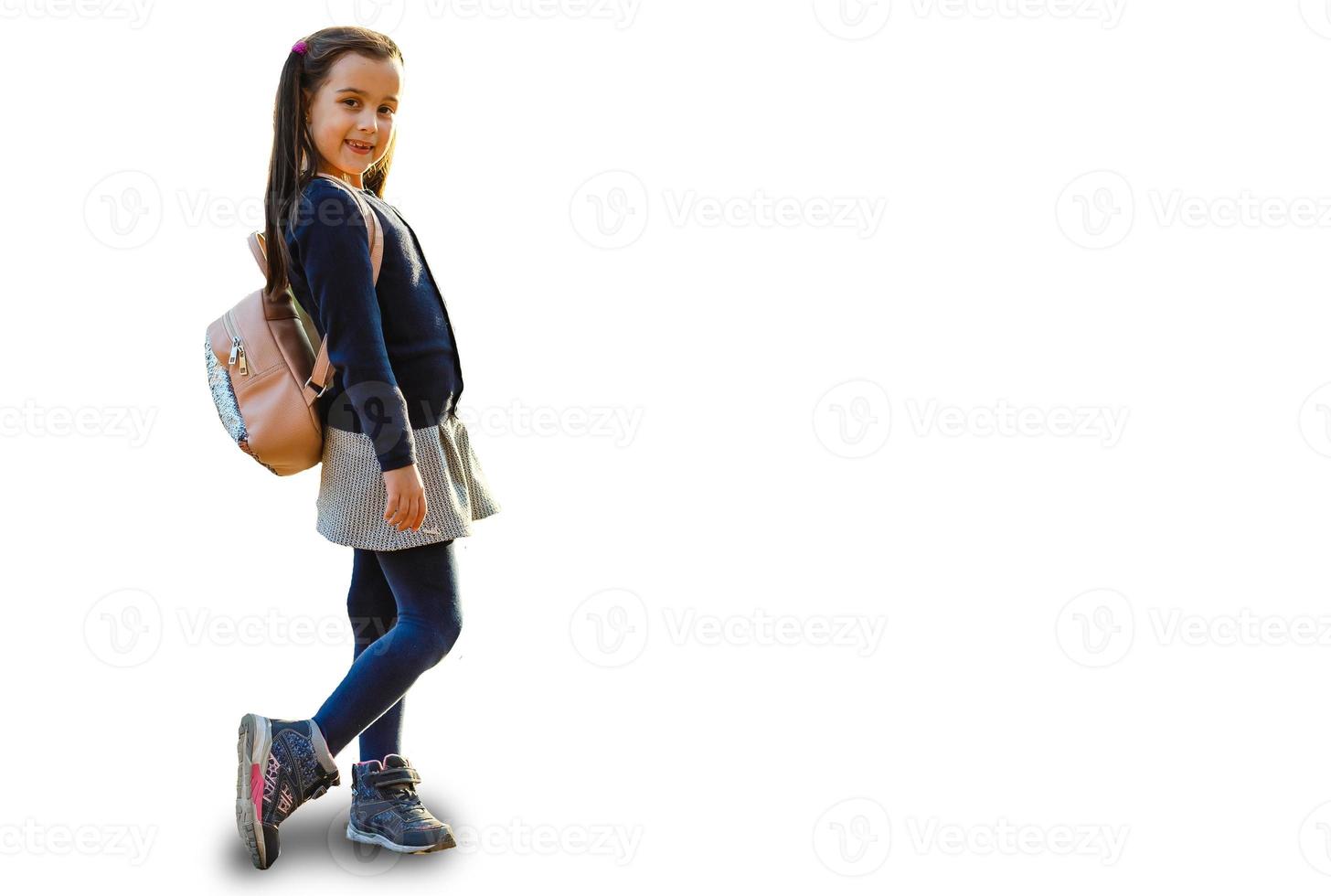 mignonne Sept année vieux mixte course école fille en marchant isolé sur blanc Contexte photo