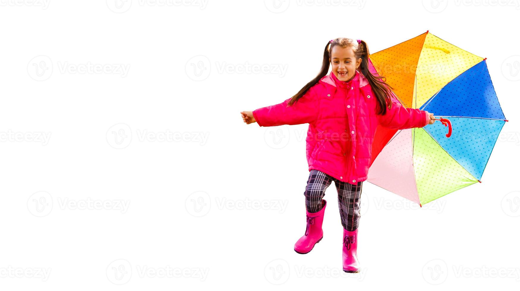 jolie enfant dans caoutchouc bottes, Jaune imperméable avec parapluie, isolé sur blanc photo