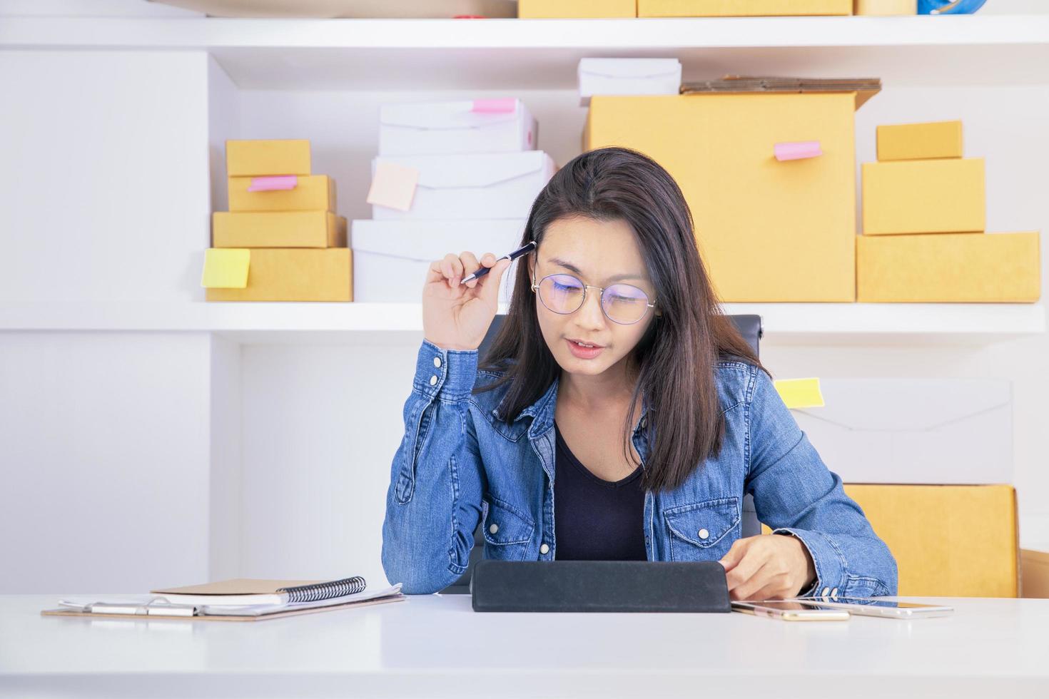 jeune professionnel au travail photo