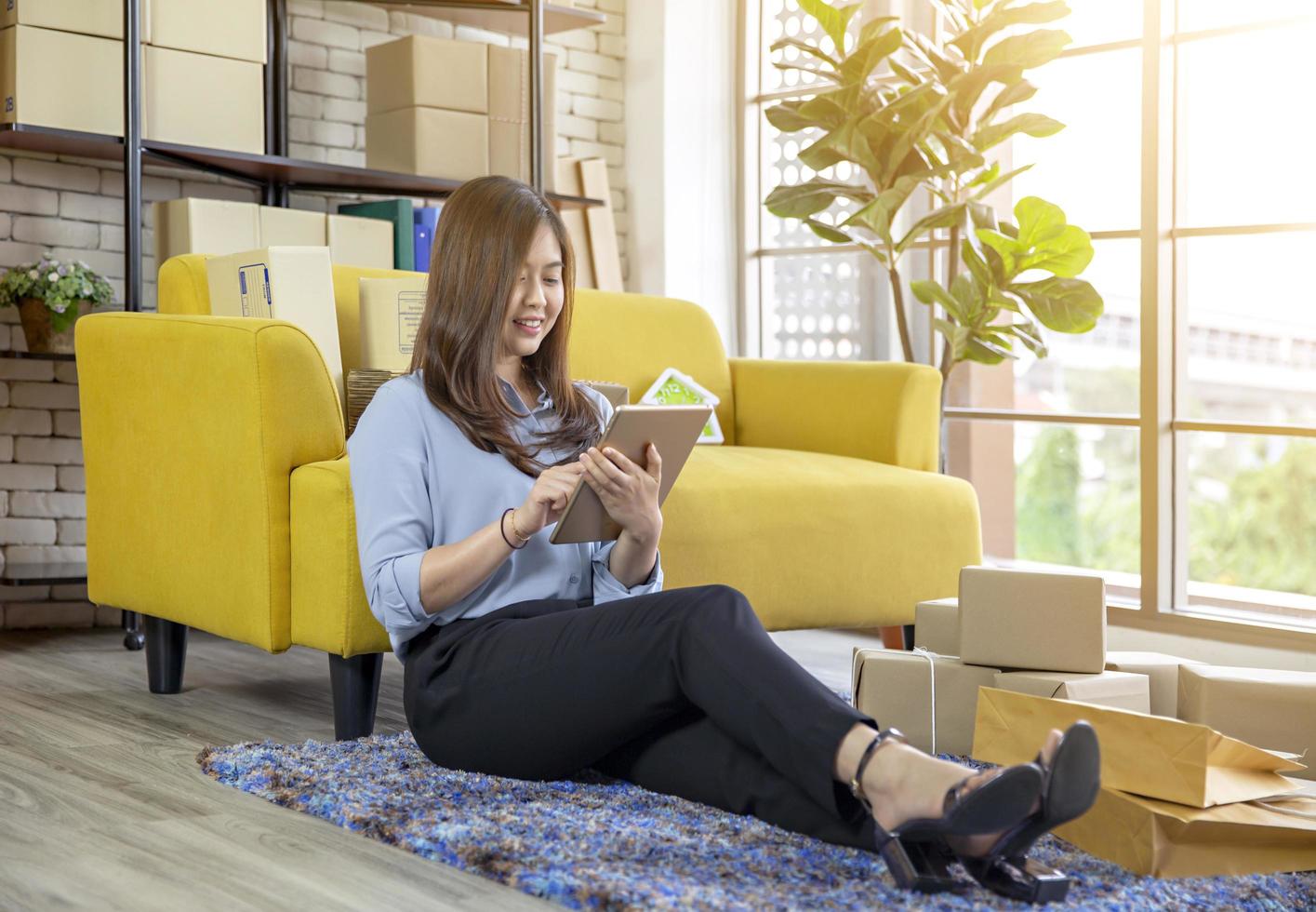 femme travaillant à la maison photo