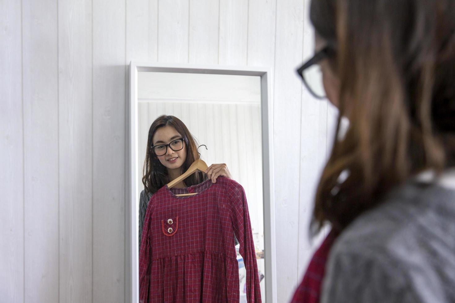 femme essayant des vêtements photo