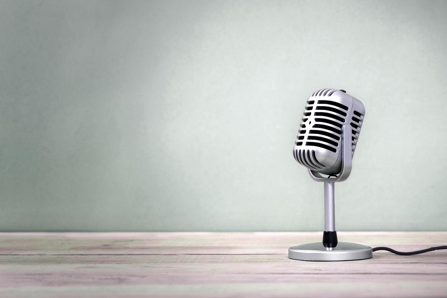 Microphone rétro sur fond vert avec plancher en bois photo