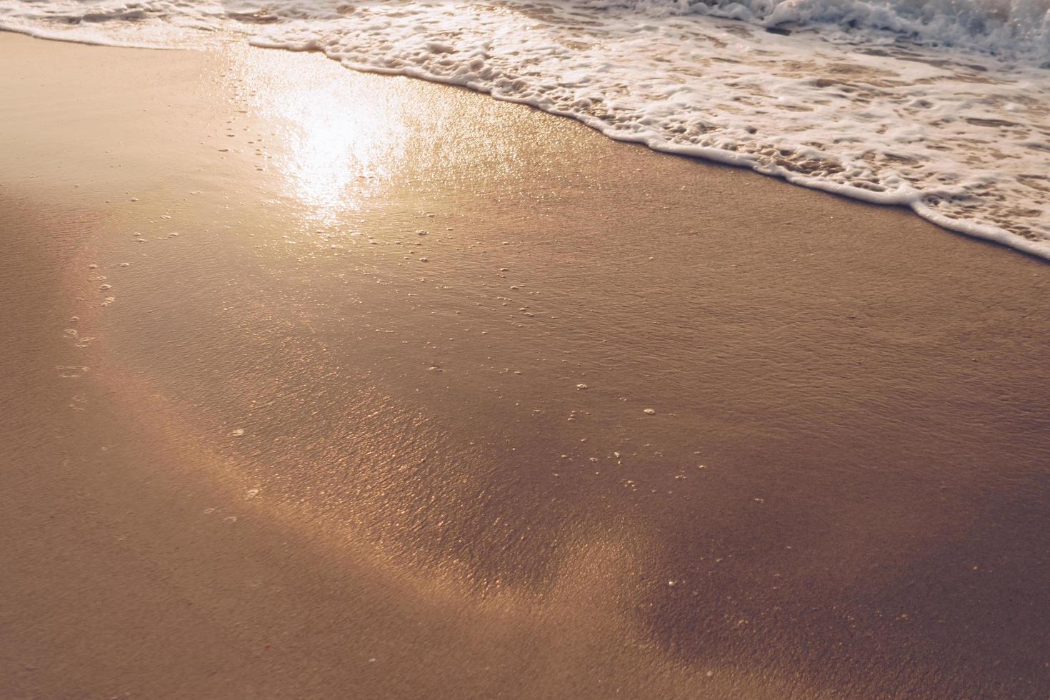 Vue de dessus des éclaboussures de sable et d'eau de mer avec espace copie sur une plage d'été tropicale propre photo