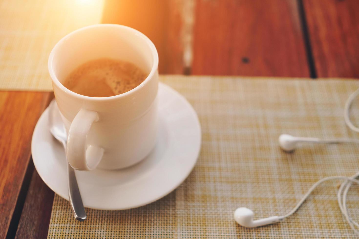 Café noir ou un coup d'espresso sur un fond de table en bois photo