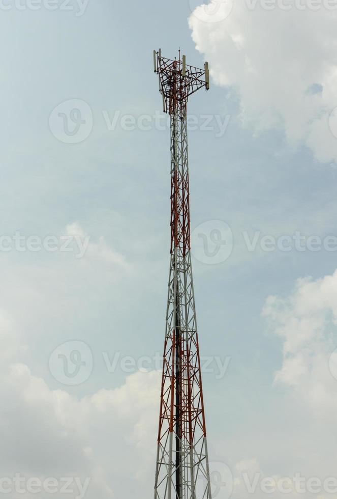 tour de télécommunication dans un fond de ciel nuageux photo