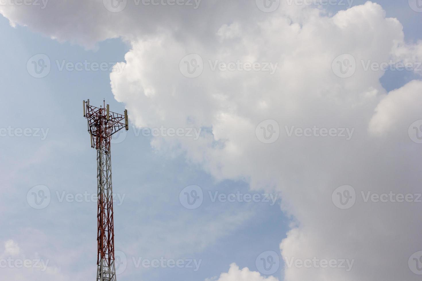 tour de télécommunication dans un fond de ciel nuageux photo