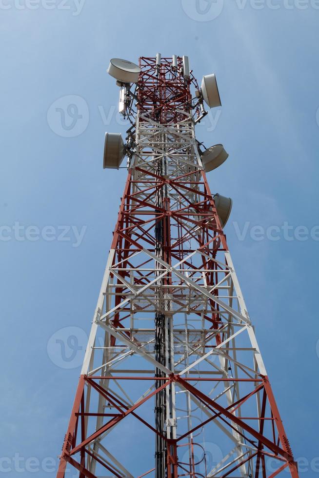 tour de télécommunication dans un fond de ciel nuageux photo