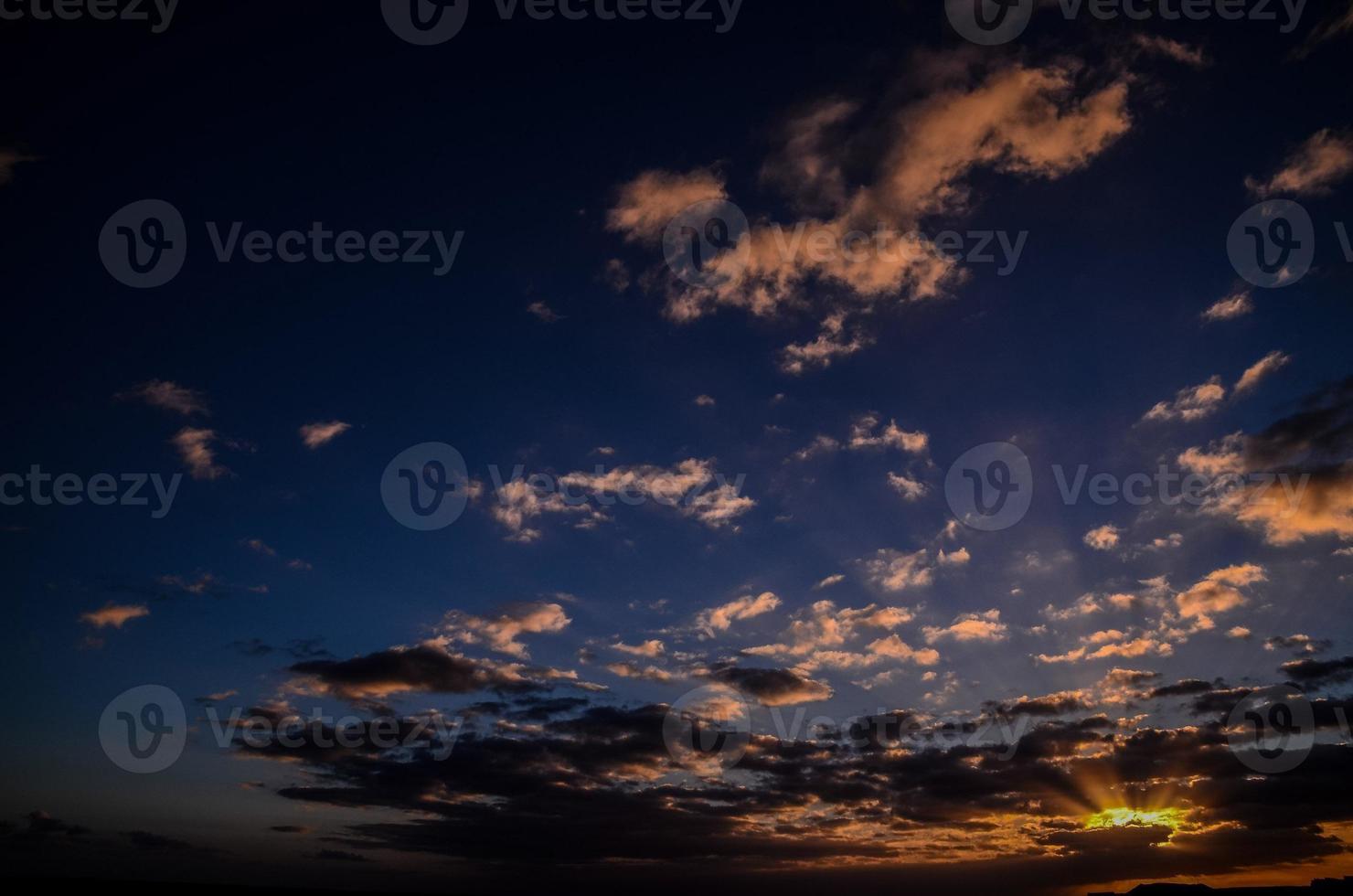 ciel coloré au coucher du soleil photo