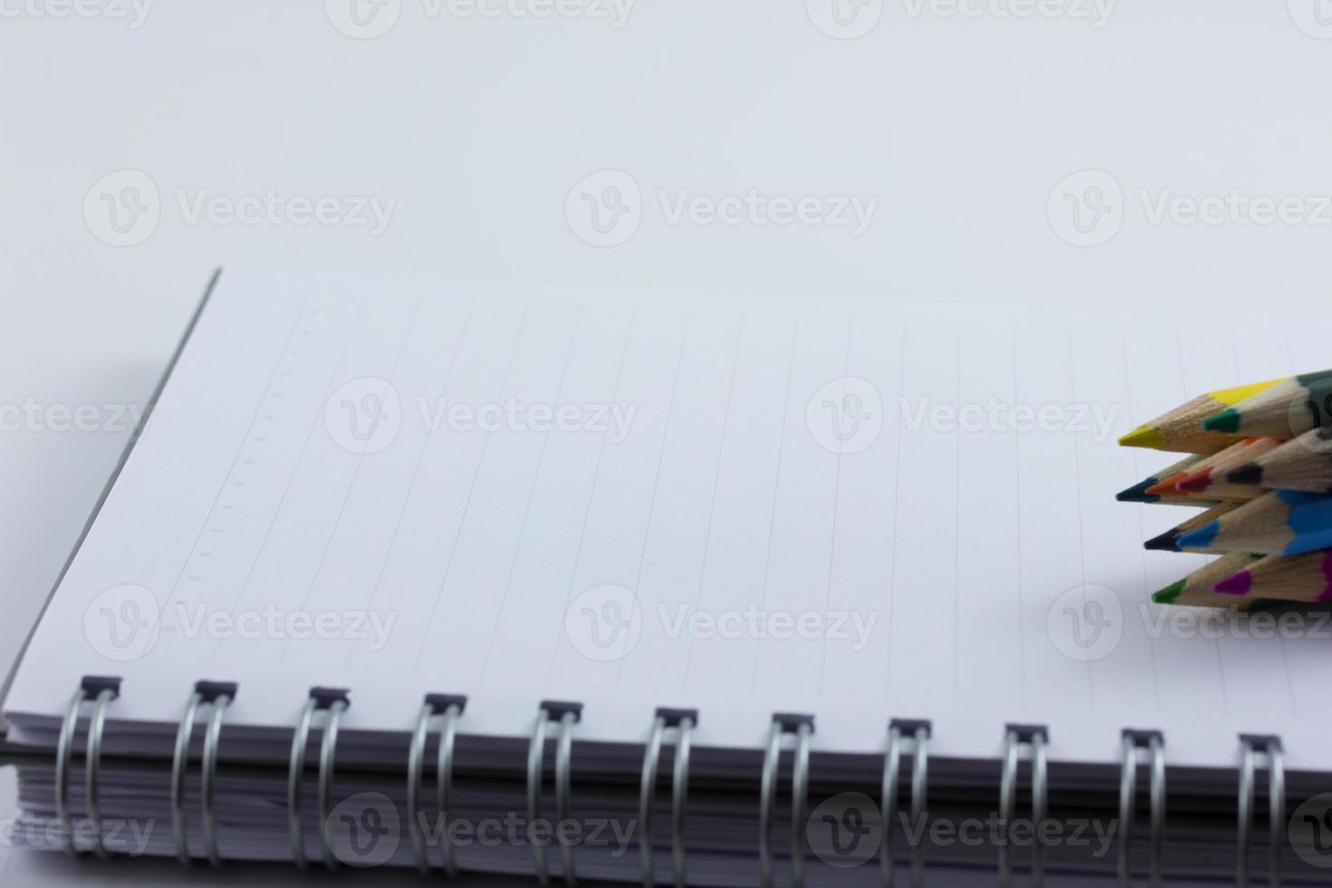 cahier vierge isolé sur fond blanc photo