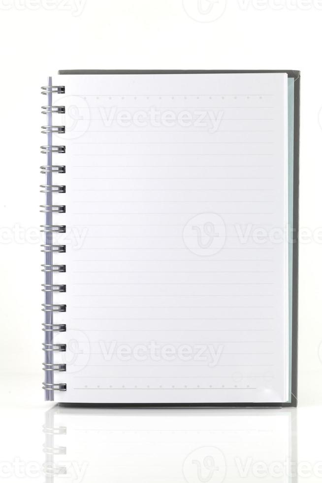 cahier blanc isolé sur fond blanc photo