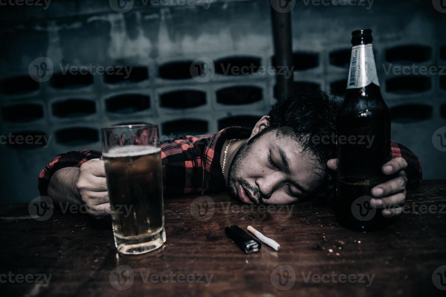 homme asiatique boit de la vodka seul à la maison la nuit Thaïlandais stress homme ivre concept photo