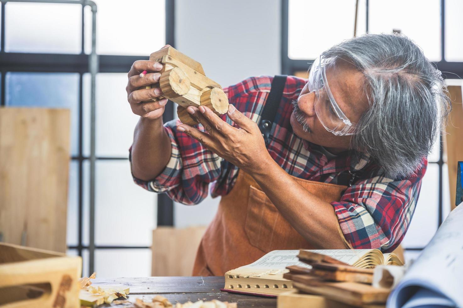 homme charpentier travaillant avec du bois photo