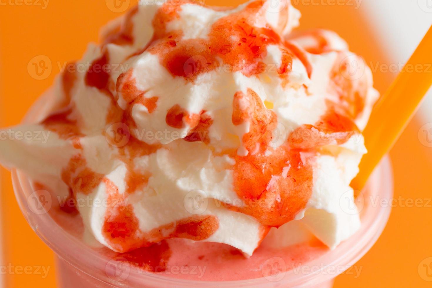 milk-shake frappé aux fraises sucré, glacé et lait mélangé à de la crème fouettée photo