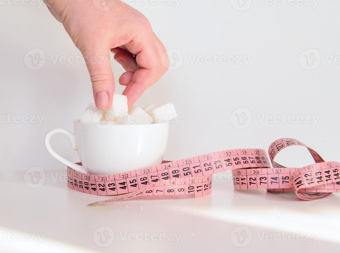 une tasse de café remplie de sucre en morceaux photo