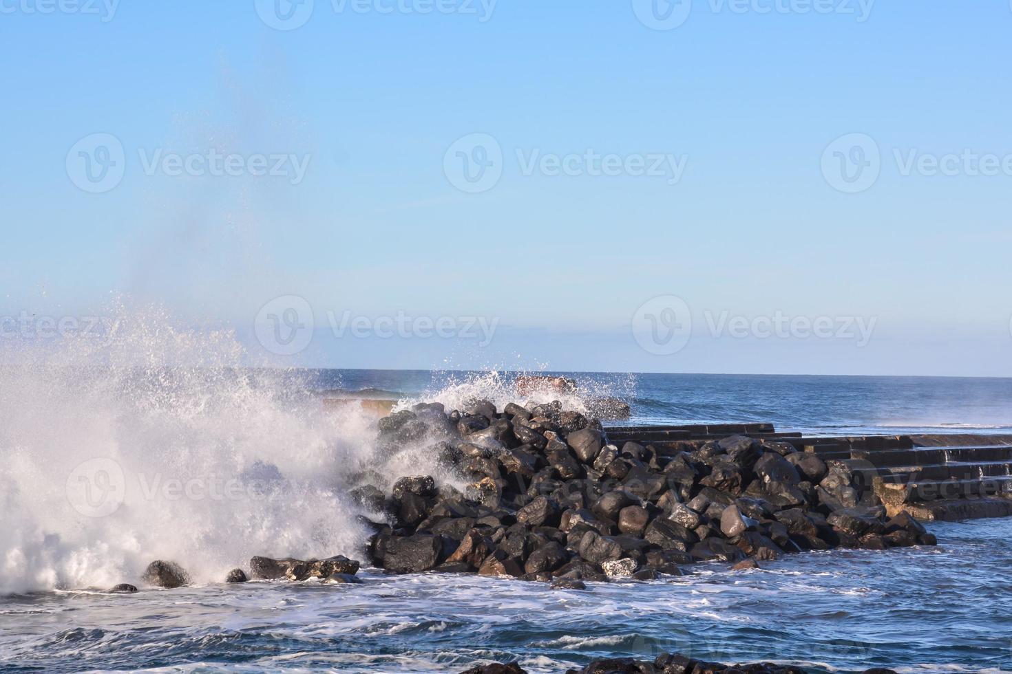 énormes vagues de la mer photo