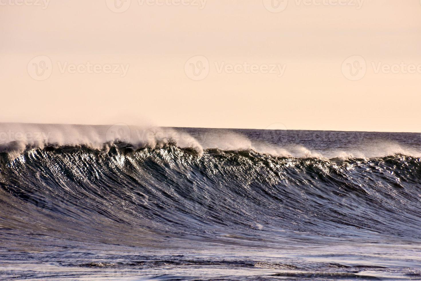 énormes vagues de la mer photo