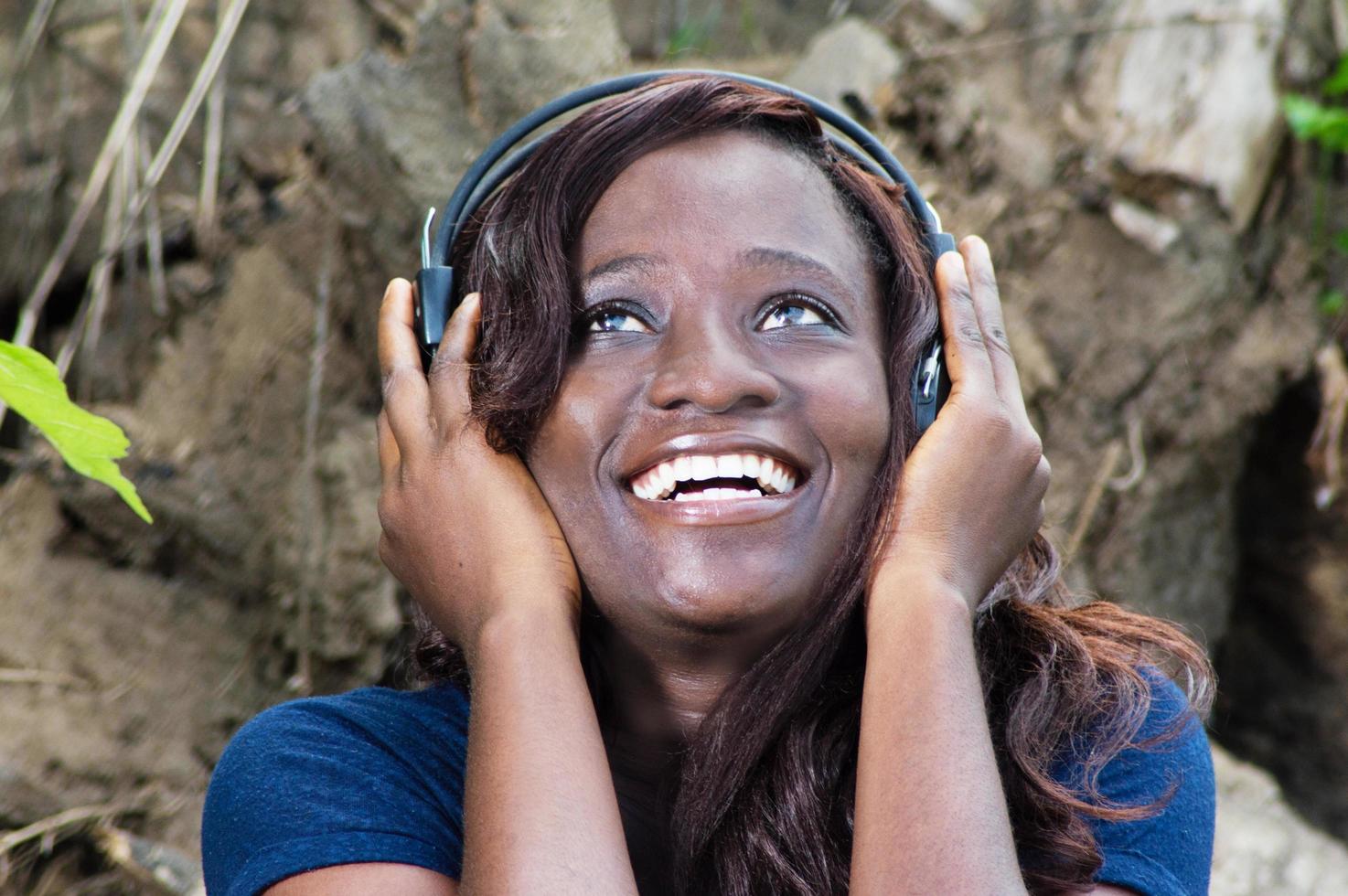 Heureuse jeune femme écoutant de la bonne musique avec des écouteurs photo