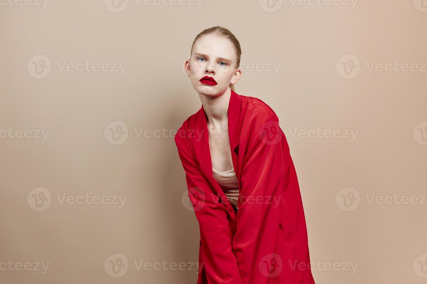 portrait de une femme rouge lèvres mode veste studio modèle inchangé photo