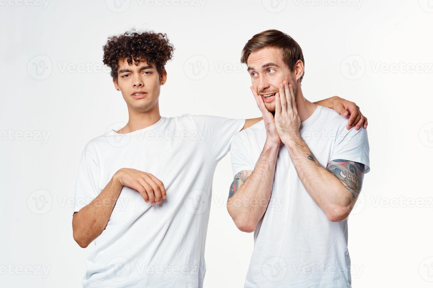 deux les mecs dans blanc t-shirts suivant à relation amicale la communication émotions photo