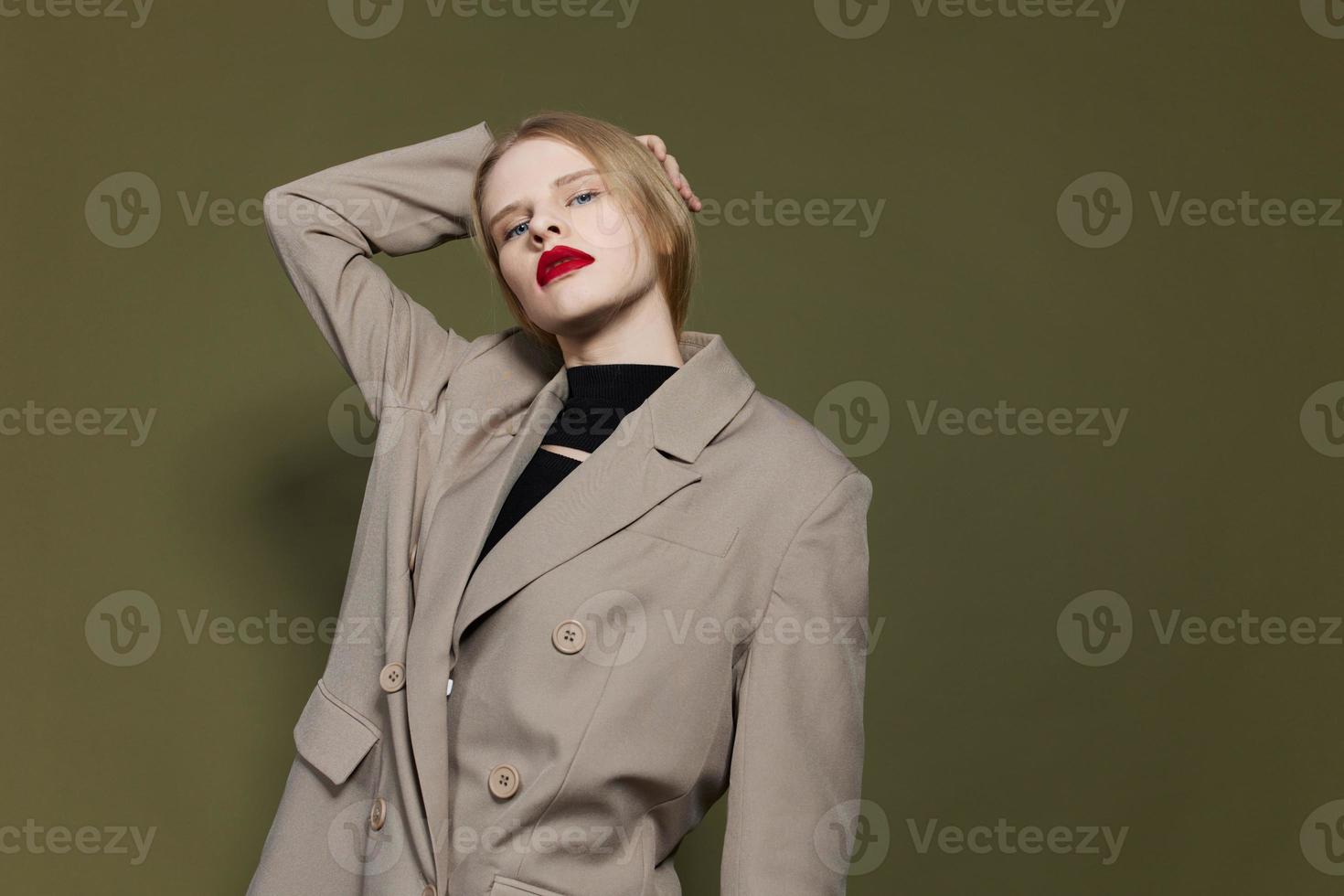 portrait de une femme avec rouge lèvres manteau brillant maquillage isolé Contexte photo