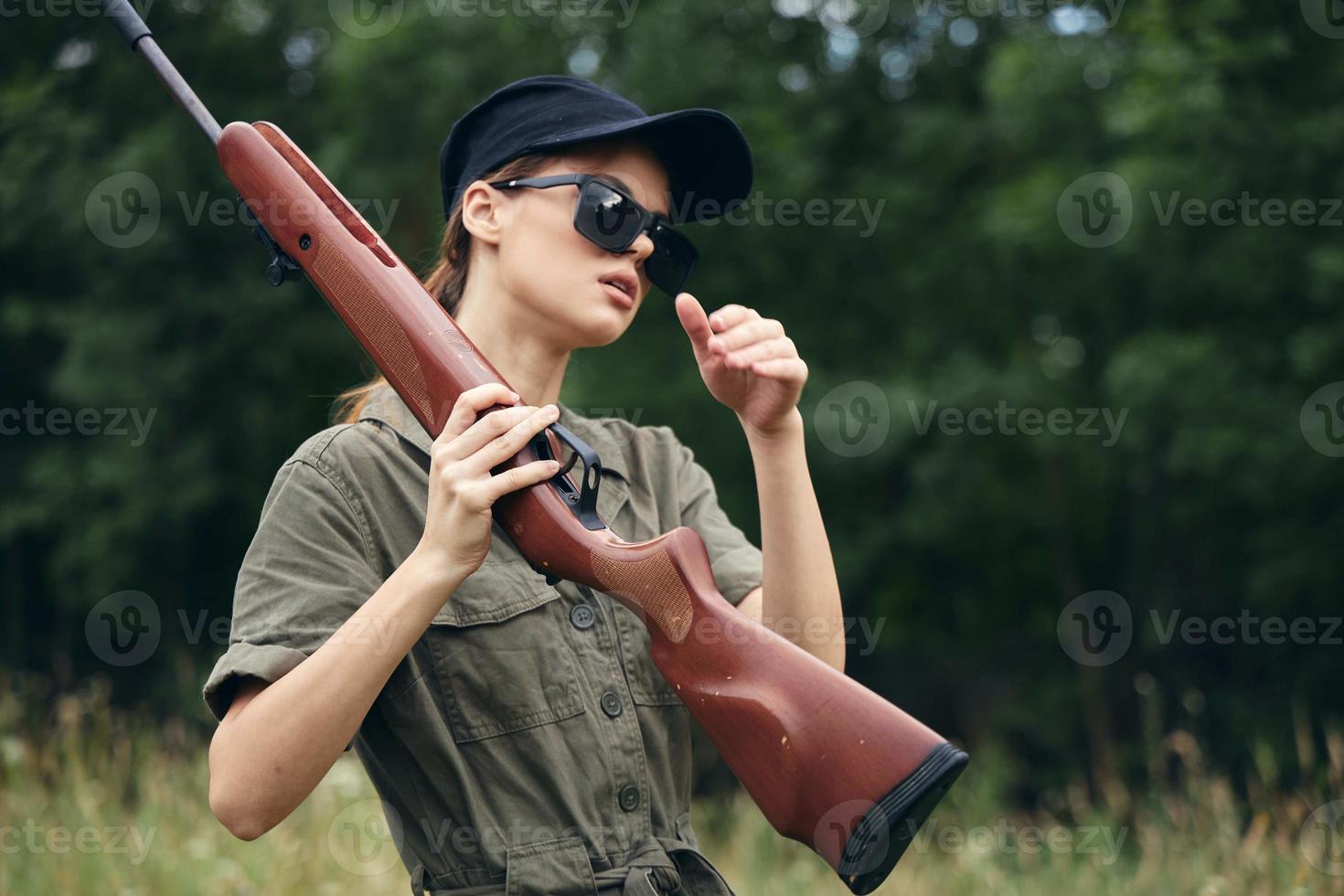 femme vert des lunettes de soleil arme chasse mode de vie salopette photo