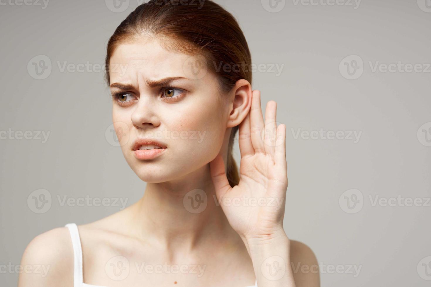 malade femme oreille douleur otite médias santé problèmes infection lumière Contexte photo