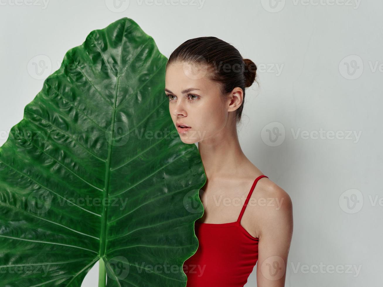 femme dans maillot de bain paume feuille côté vue isolé Contexte photo