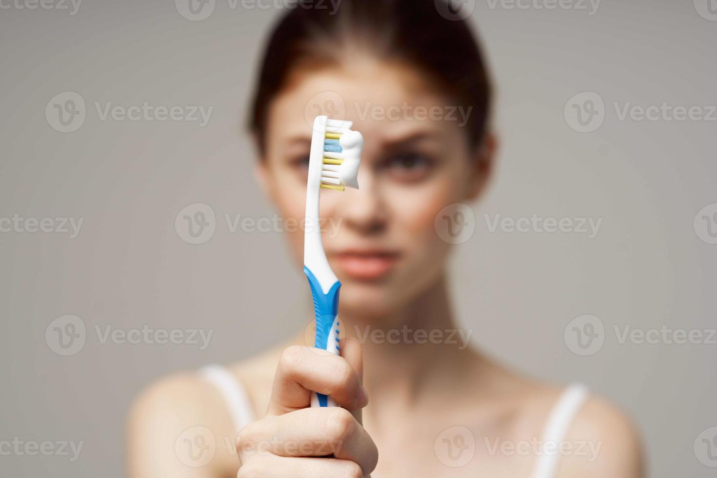 de bonne humeur femme dans blanc T-shirt dentaire hygiène santé se soucier isolé Contexte photo