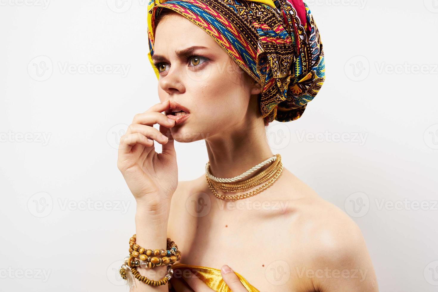 femme dans multicolore turban décoration produits de beauté maquillage amusement photo