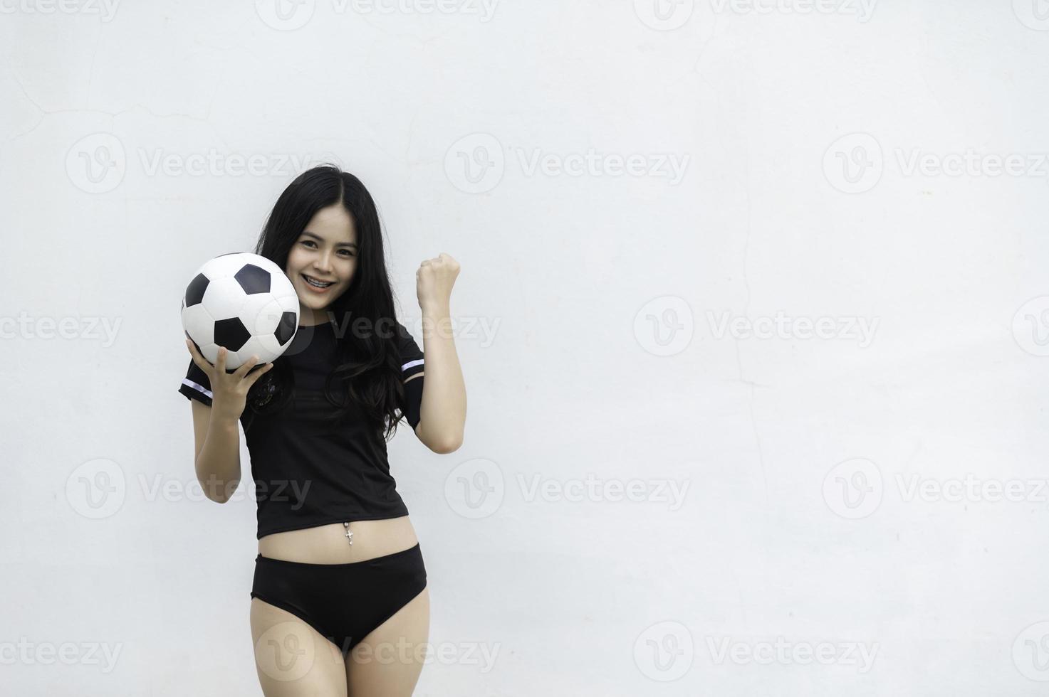 jeune belle femme asiatique porter un joueur de football acclamer le sport, supporters féminins football jeu d'encouragement photo