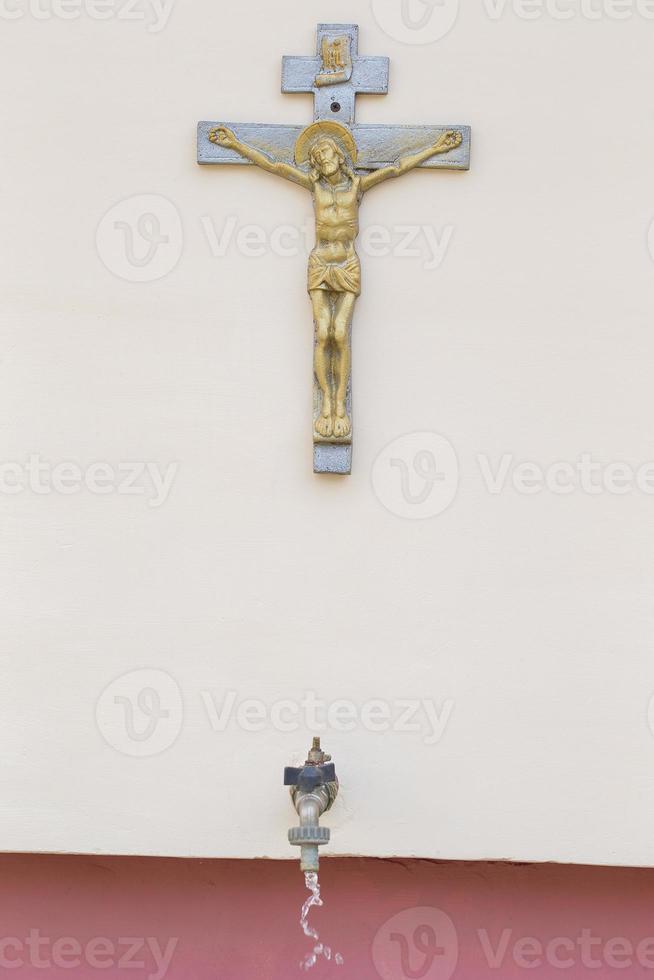 traverser avec Jésus et une robinet avec saint l'eau. religion. photo