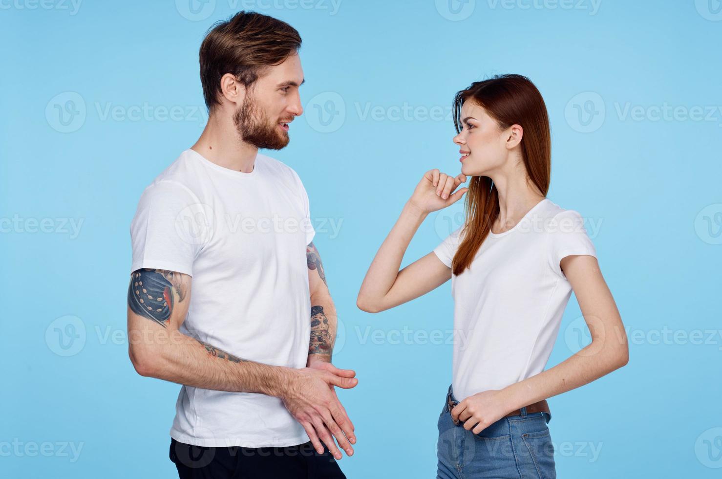 homme avec tatouages suivant à femme la communication sortir ensemble relation amicale moderne modes photo