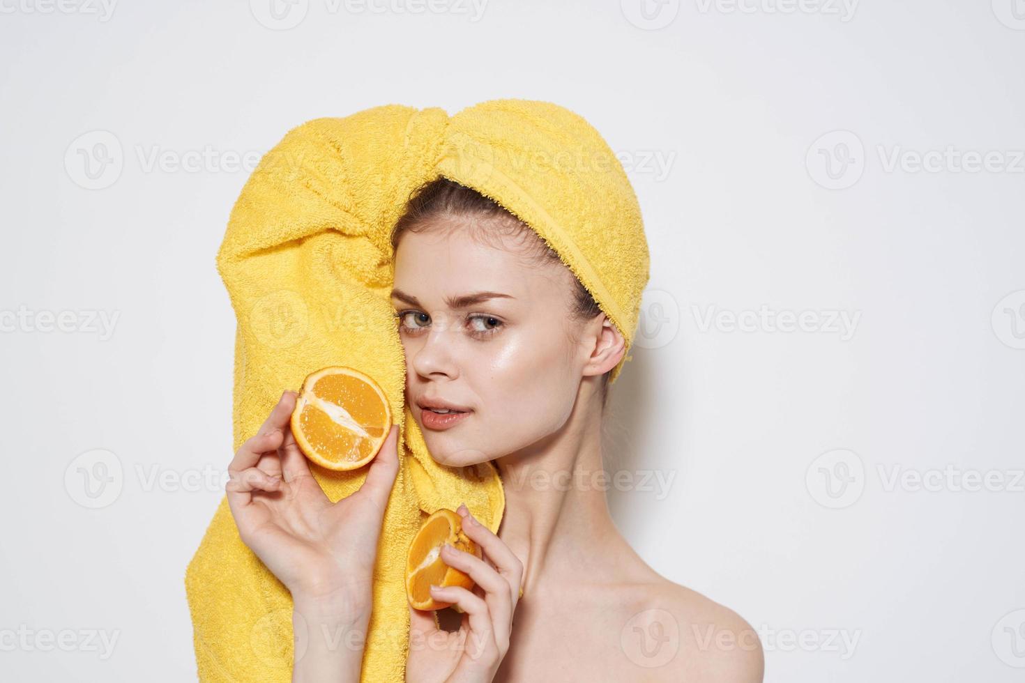 jolie femme vous Jaune serviette sur tête des oranges agrumes nettoyer peau lumière Contexte photo