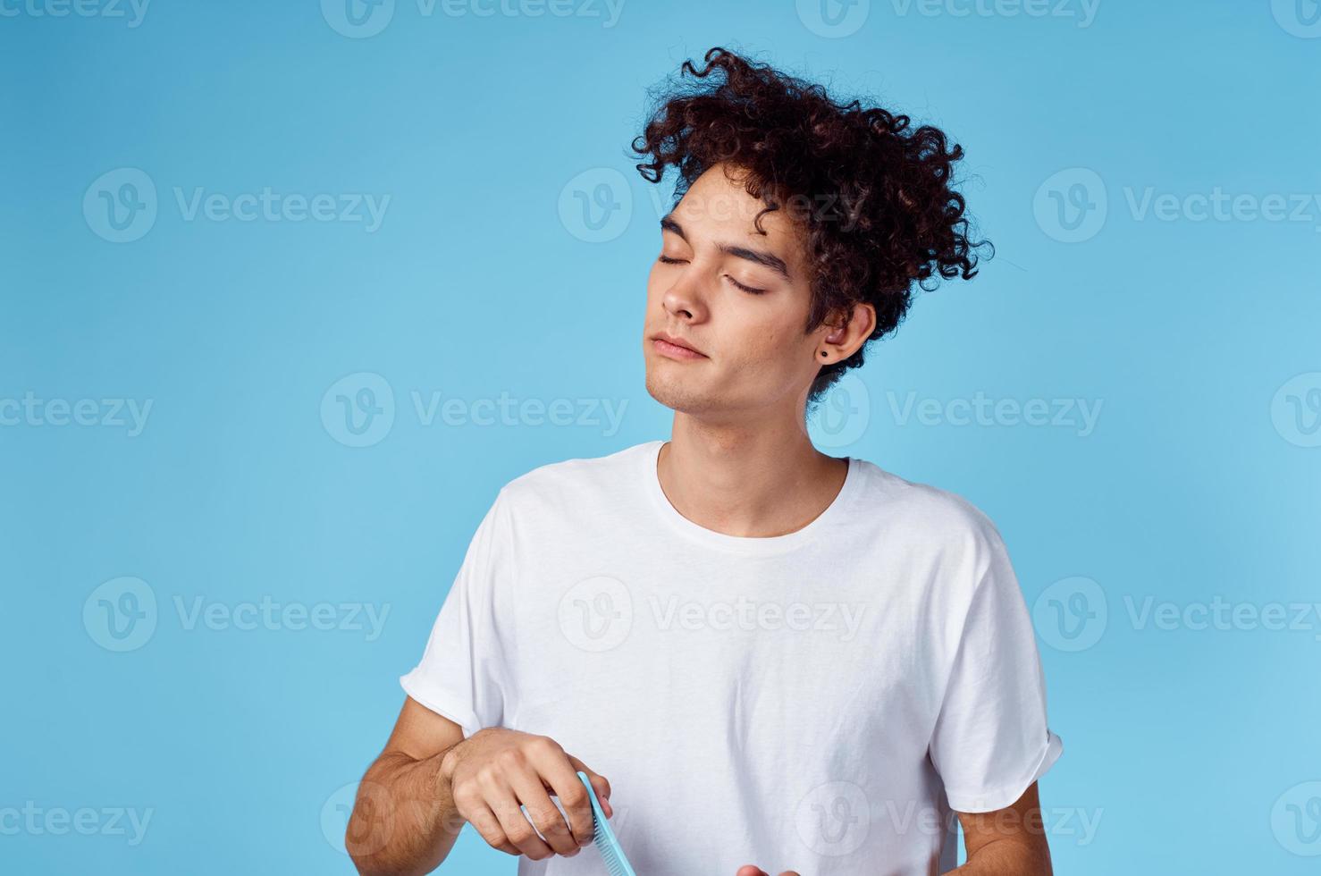 homme ratissage frisé cheveux sur le sien tête douleur emmêlé boucles modèle photo