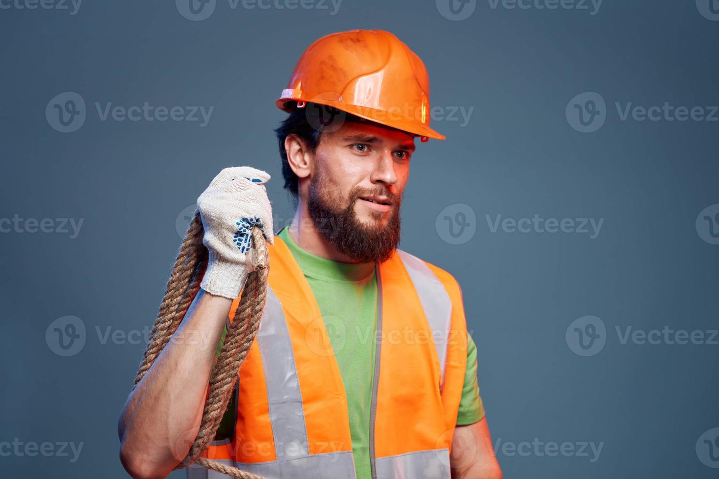 barbu homme dans Orange difficile chapeau construction professionnel tondu vue photo