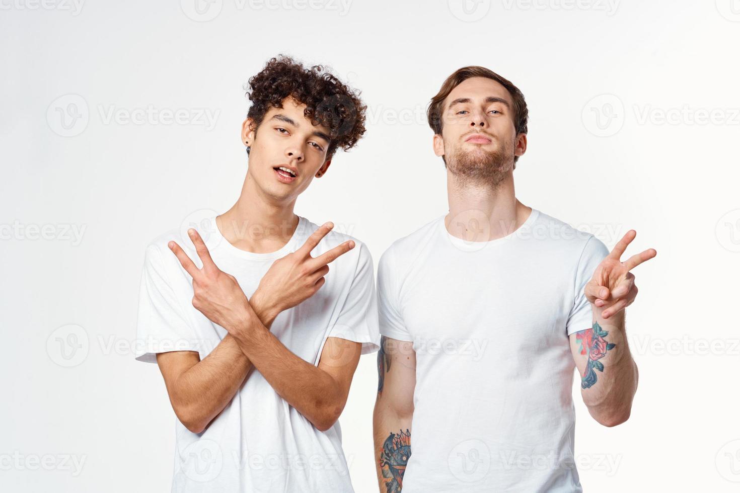 deux Hommes sont permanent suivant à nettoyer t-shirts émotions la communication studio photo