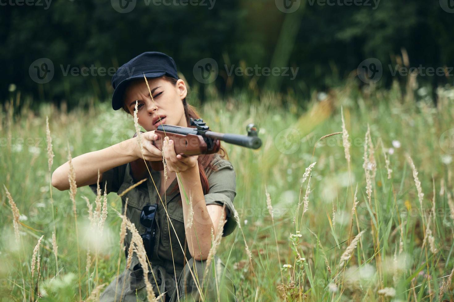 femme soldat est assis pour couverture et détient pistolets dans de face de lui armes photo