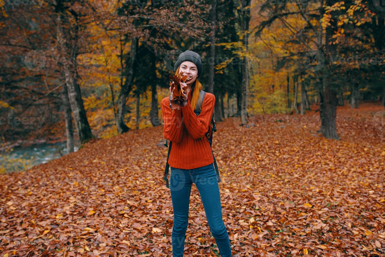 femme dans une chandail chapeau jeans 3 loi sur le retour et la nature dans le Contexte des arbres forêt modèle photo