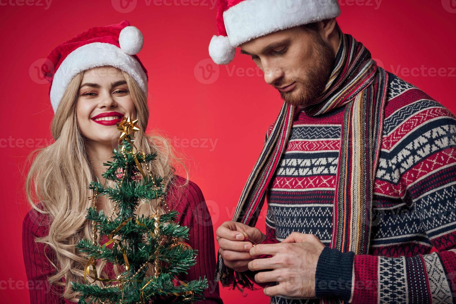 de bonne humeur marié couple dans Nouveau année vêtements décorer mode de vie photo