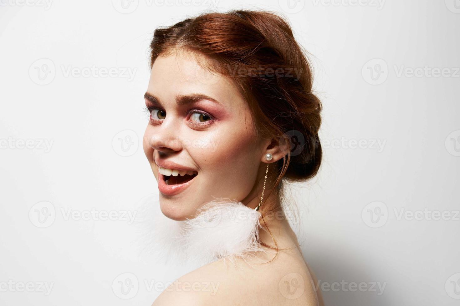 attrayant femmes duveteux des boucles d'oreilles nu épaules produits de beauté photo